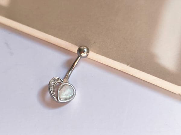 پیرسینگ طرح قلب نقره ای ناف — تصویر ۲