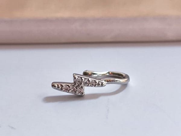 پیرسینگ بینی فیک رعد نقره ای — تصویر ۲