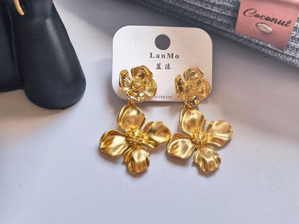 گوشواره مینیمال گل طلایی مینیمال — تصویر ۳