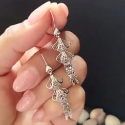 گوشواره نقره آویز زنانه عیار 925 روکش طلا سفید — تصویر ۳