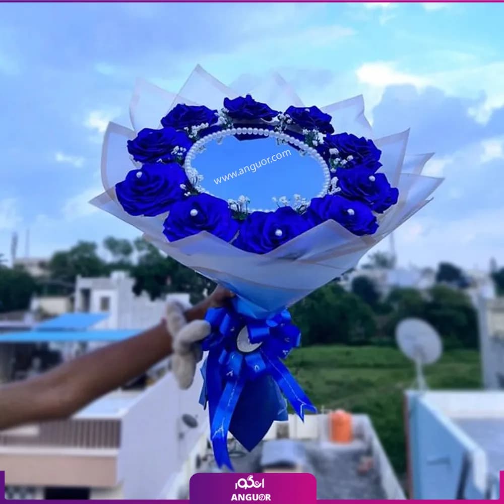 دسته گل رز آبی و آینه انعکاس