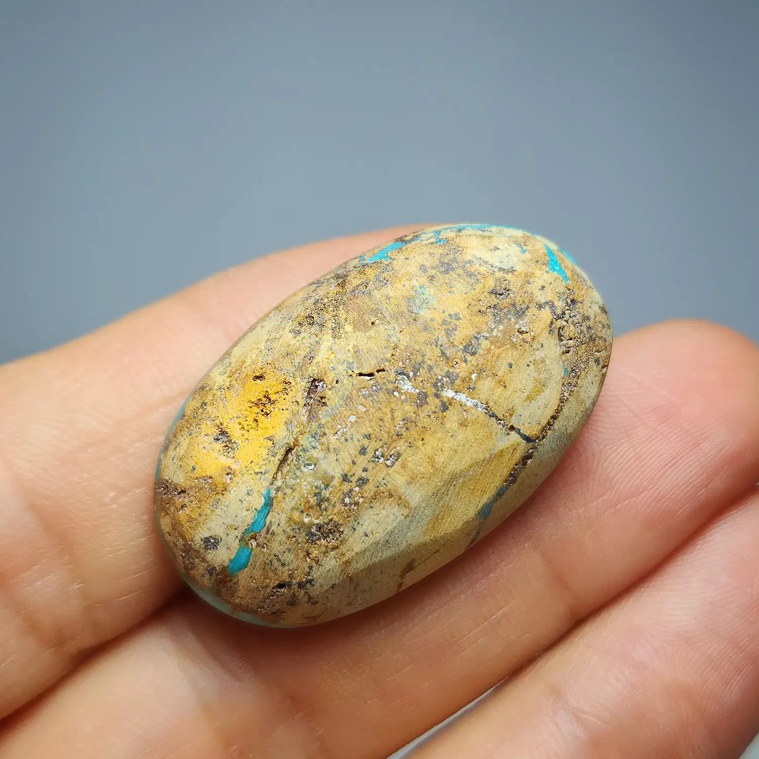 نگین فیروزه نیشابور سبز آبی رگه طلایی (قواره درشت) — تصویر ۳