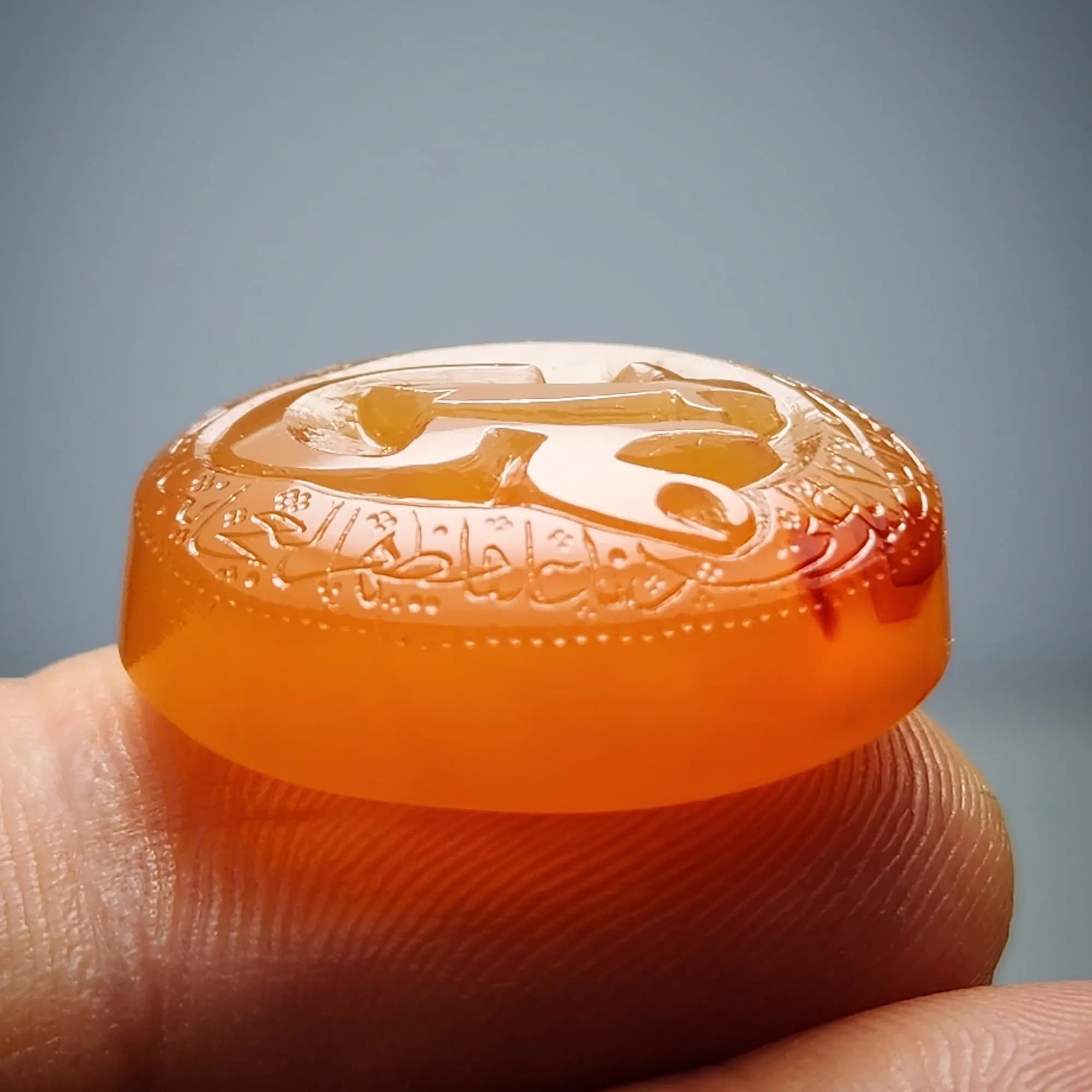 نگین عقیق پرتقالی یمنی حکاکی برجسته علی(ع) و ناد علی — تصویر ۷