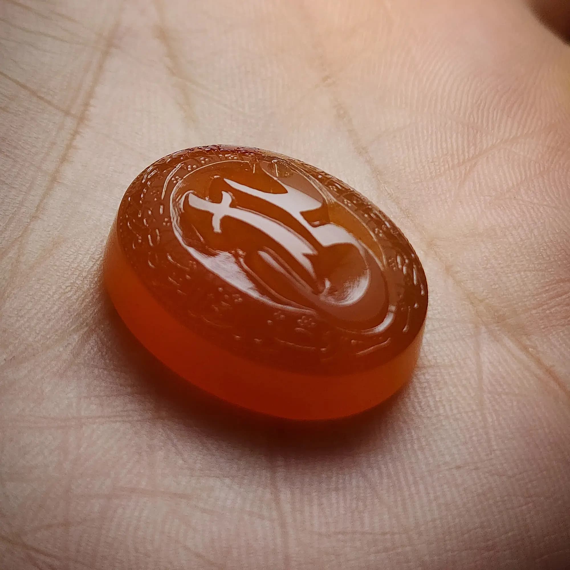 نگین عقیق پرتقالی یمنی حکاکی برجسته علی(ع) و ناد علی — تصویر ۴
