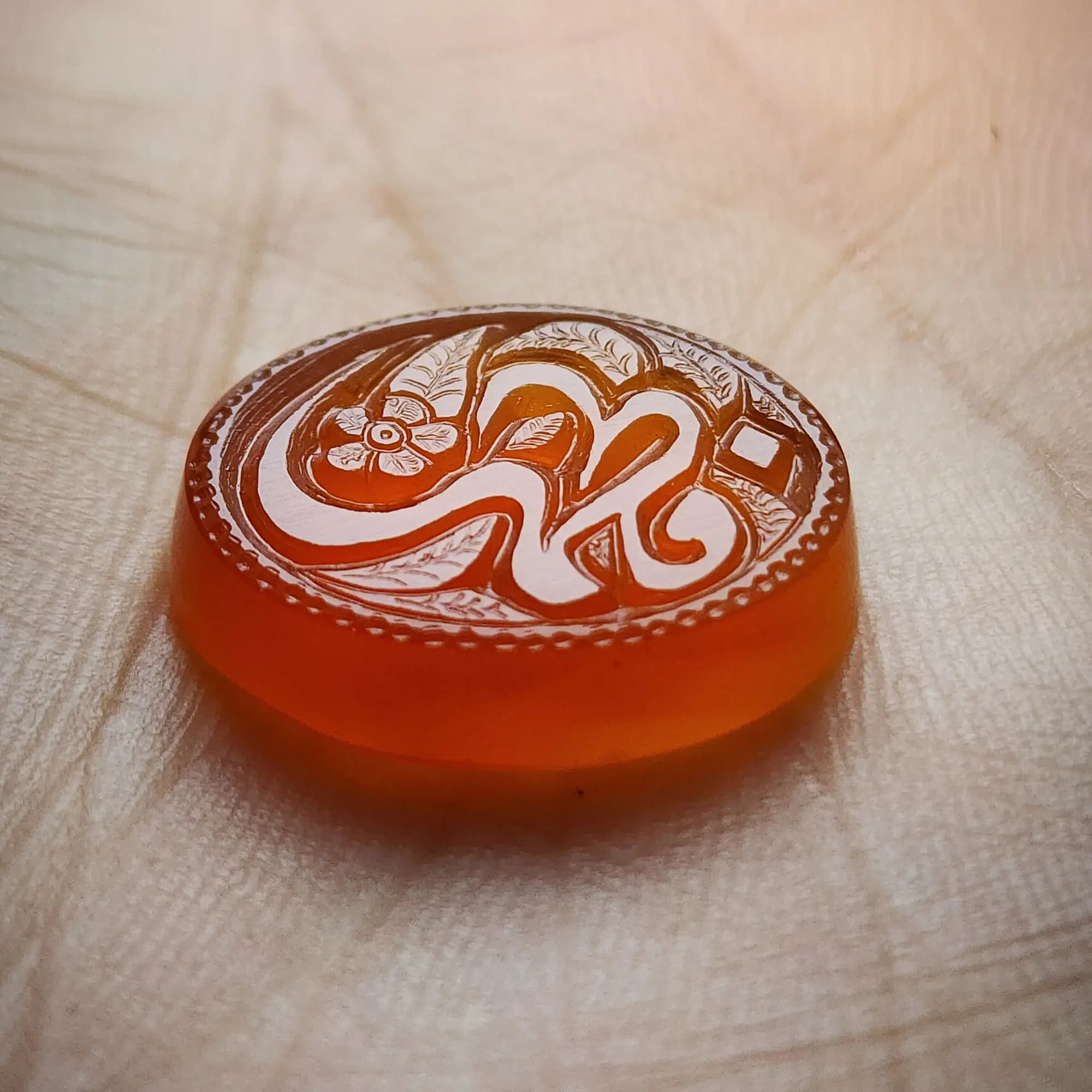 نگین عقیق پرتقالی یمنی حکاکی برجسته فاطمه (س) — تصویر ۴