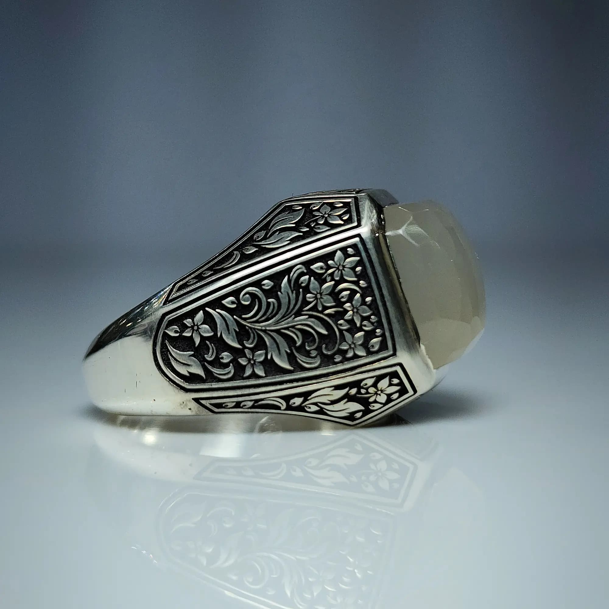 انگشتر عقیق نباتی یمنی دستساز و فاخر — تصویر ۳