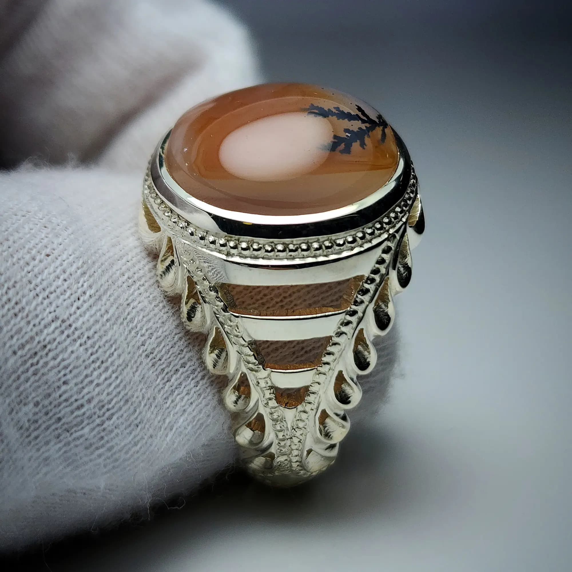 انگشتر شجر تک درخت زمینه سرخ طبیعی و کم نظیر قائنات — تصویر ۲