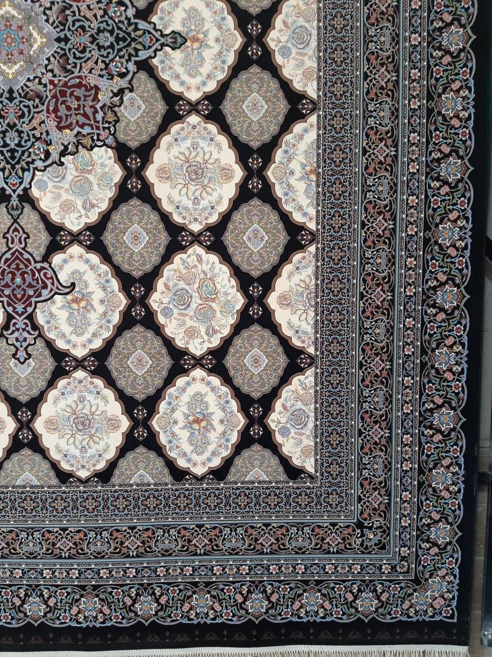 فرش ۱۲۰۰ شانه نقشه دلربا زمینه سرمه ای — تصویر ۲