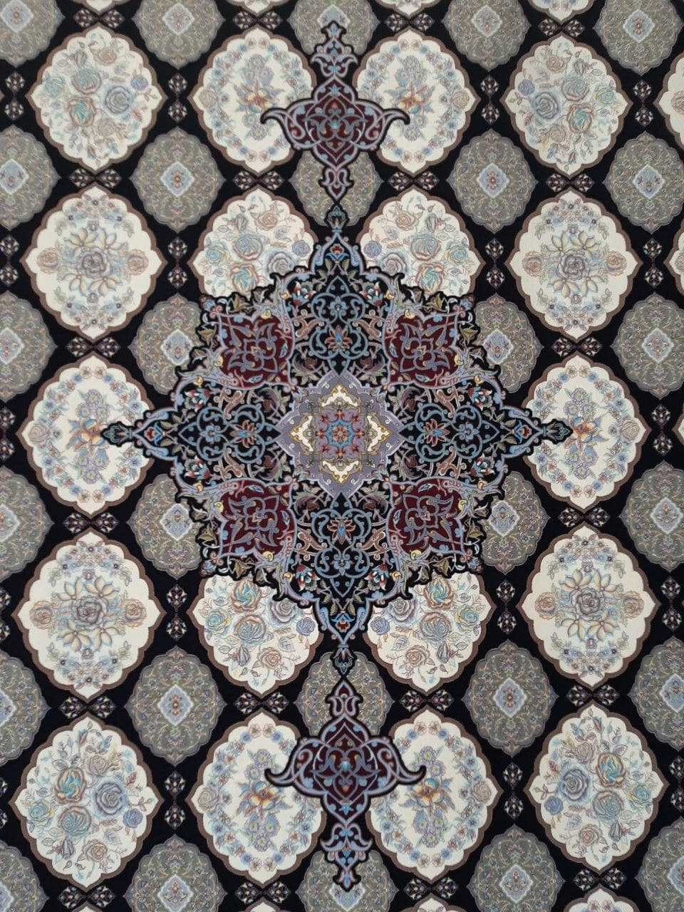 فرش ۱۲۰۰ شانه نقشه دلربا زمینه سرمه ای — تصویر ۳