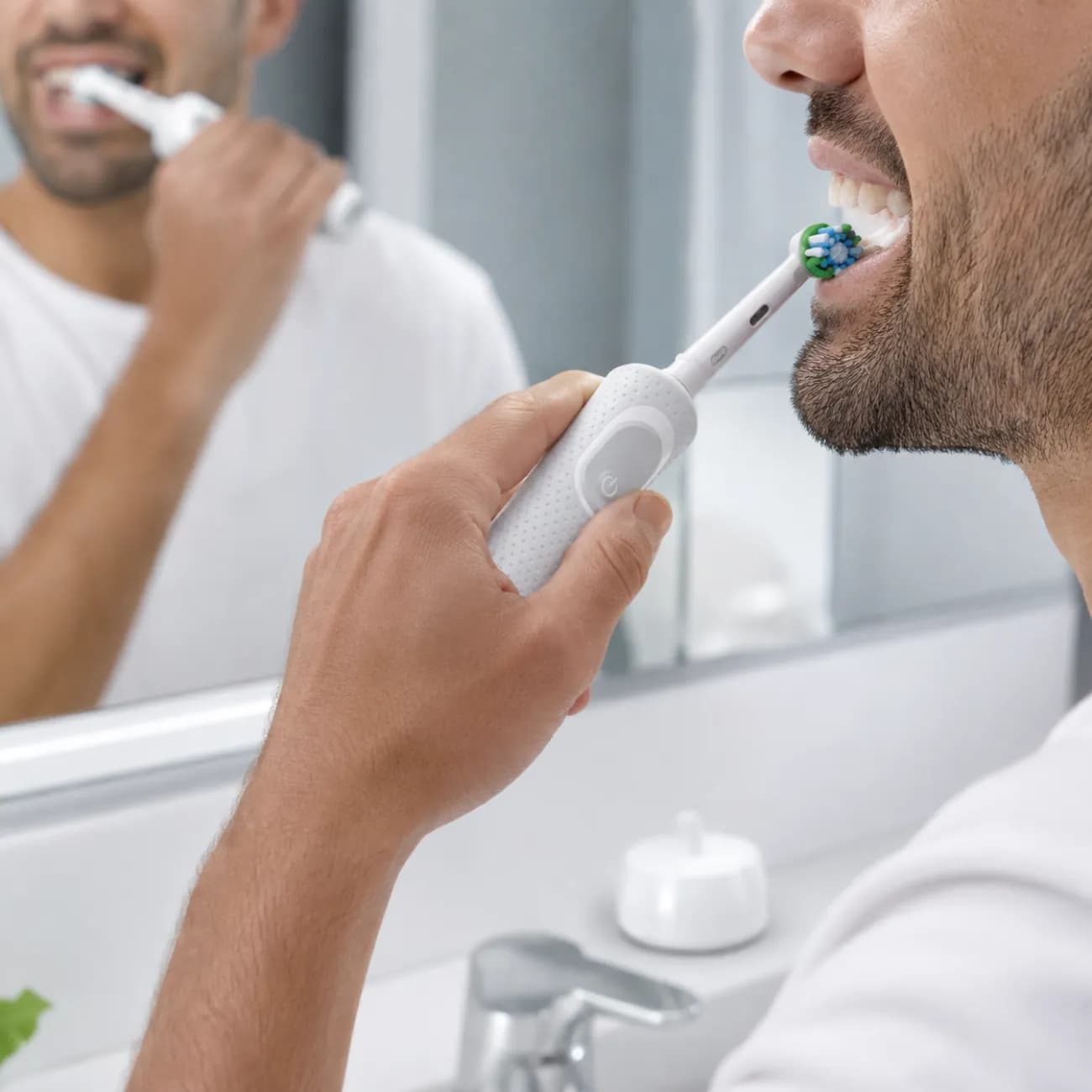 مسواک برقی اورال بی مدلORAL B Vitality PRECISION CLEAN (رنگ سفید) — تصویر ۳