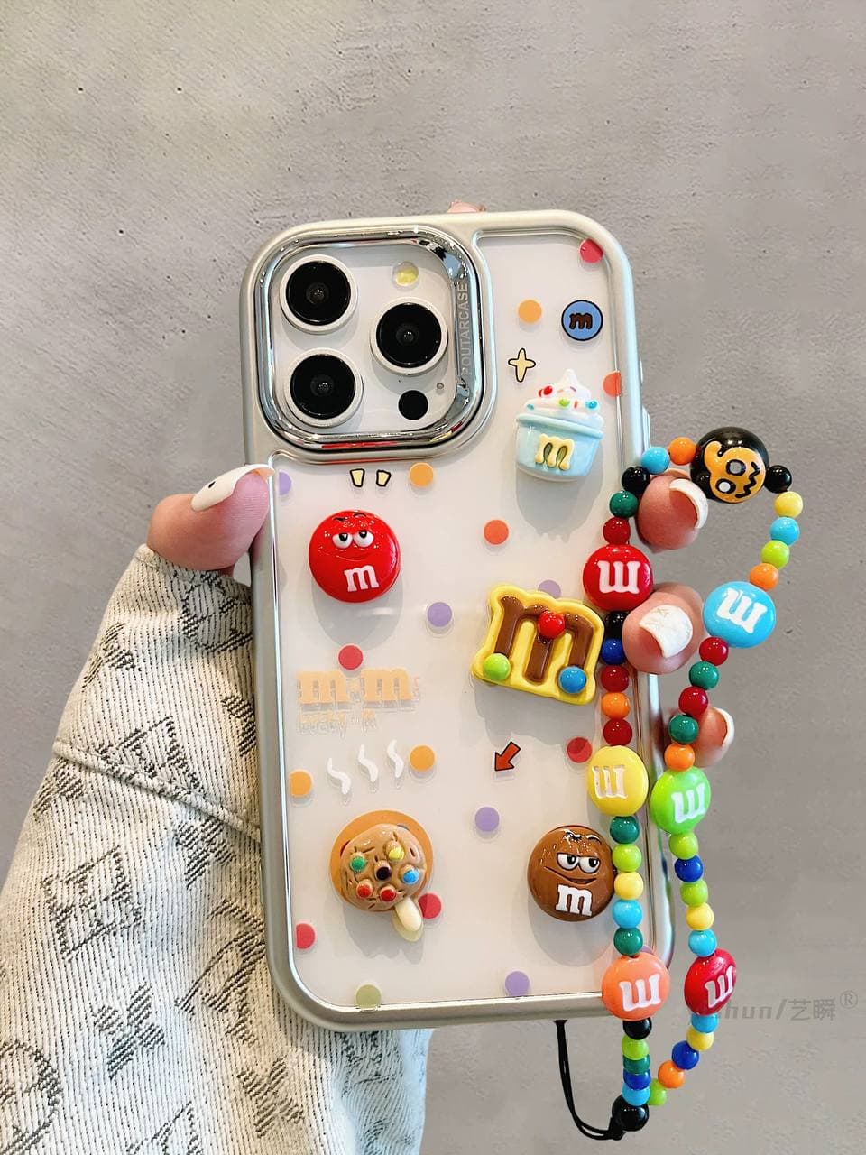 قاب آیفون m&m همراه با آویز — تصویر ۳