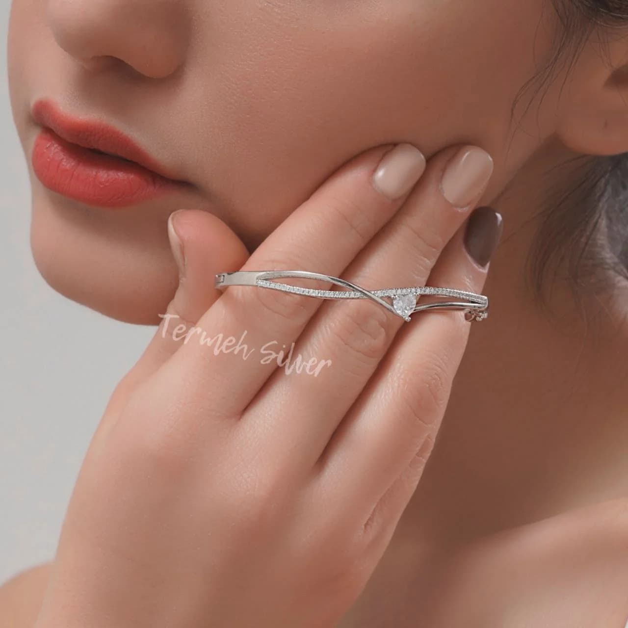 دستبند النگویی نقره نگین قلبی DT 1090 — تصویر ۲