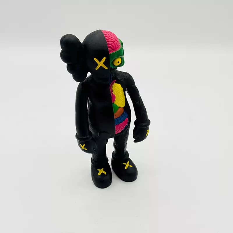 فیگور مجسمه کاوز Kaws