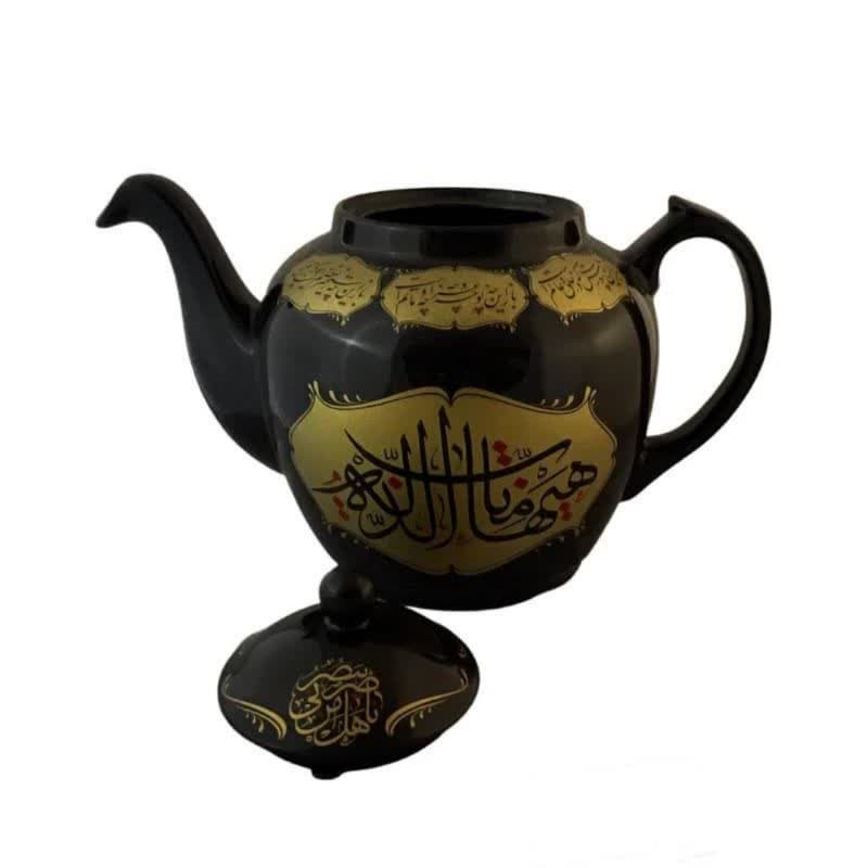 قوری طرح مذهبی 2.5 لیتری مشکی زمینه طلایی هیهات مناالذله کد 104293