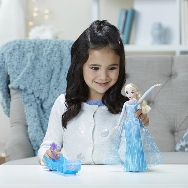 عروسک السا همراه سورتمه Hasbro — تصویر ۶