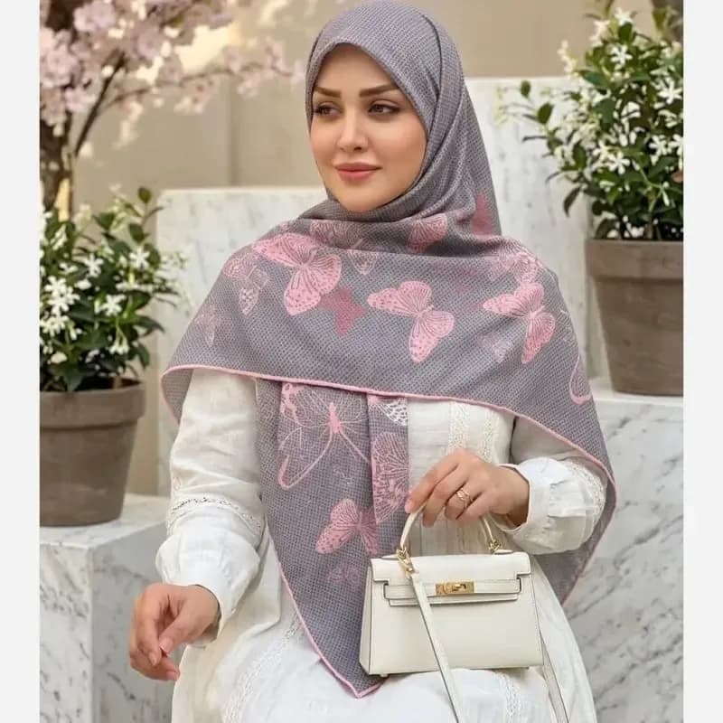 روسری نخ کاستوم طرح پروانه خال خالی طوسی صورتی قواره بزرگ 140 سانتیمتر — تصویر ۱۰