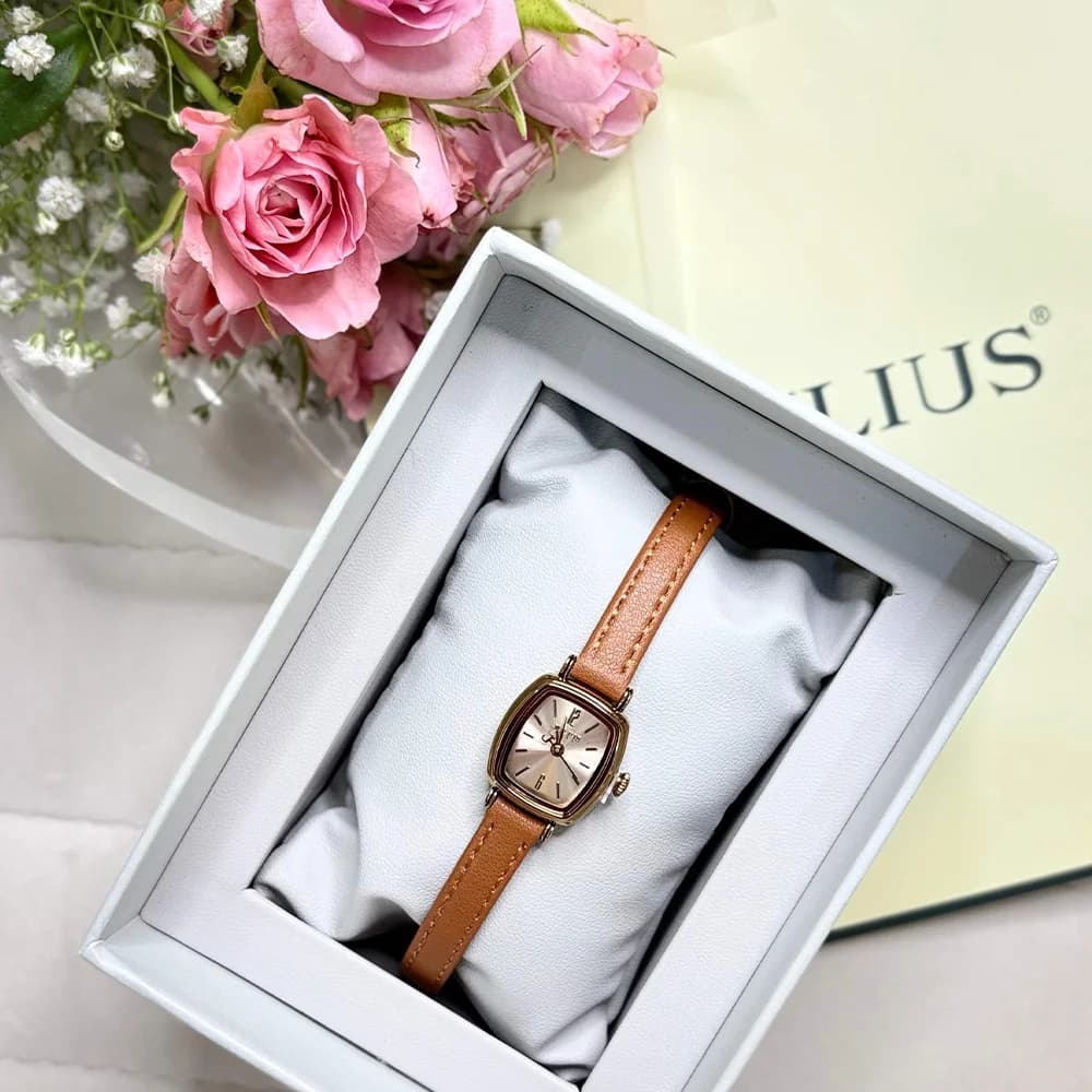 ساعت مچی زنانه جولیوس (Julius) مدل JA-1445C وینتیج (قاب کوسنی و بند چرم قهوه‌ای) — تصویر ۸