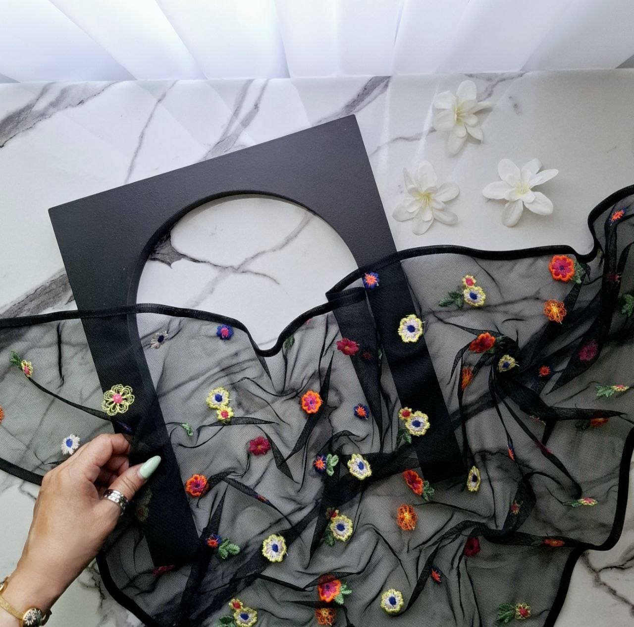 روسری سه‌گوش گیپور مشکی | دورگان‌دوزی ظریف| کد 304 — تصویر ۳