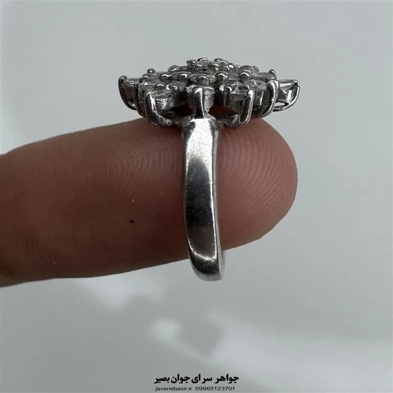 انگشتر زنانه نقره ۹۲۵ با طراحی گلمانند درخشان — تصویر ۲