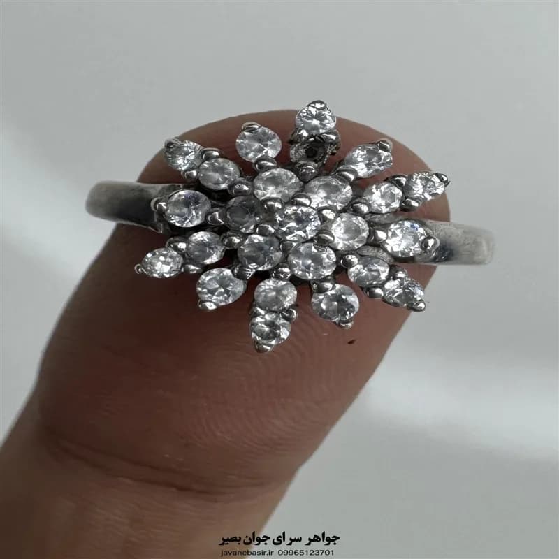انگشتر زنانه نقره ۹۲۵ با طراحی گل‌مانند درخشان