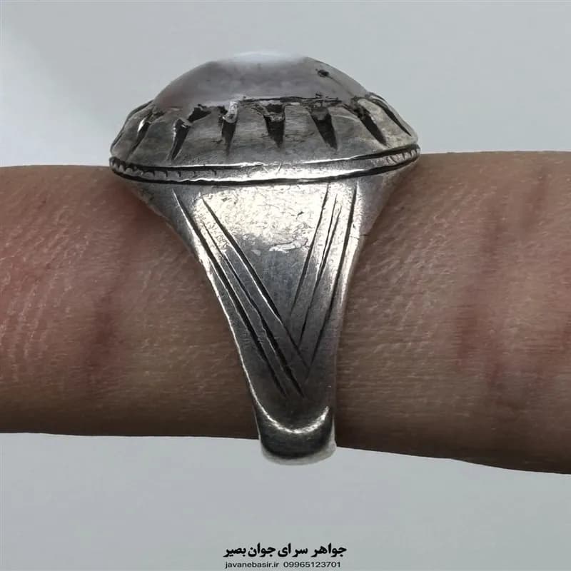 انگشتر باباقوری کهنه با رکاب فیلی نقره — تصویر ۲