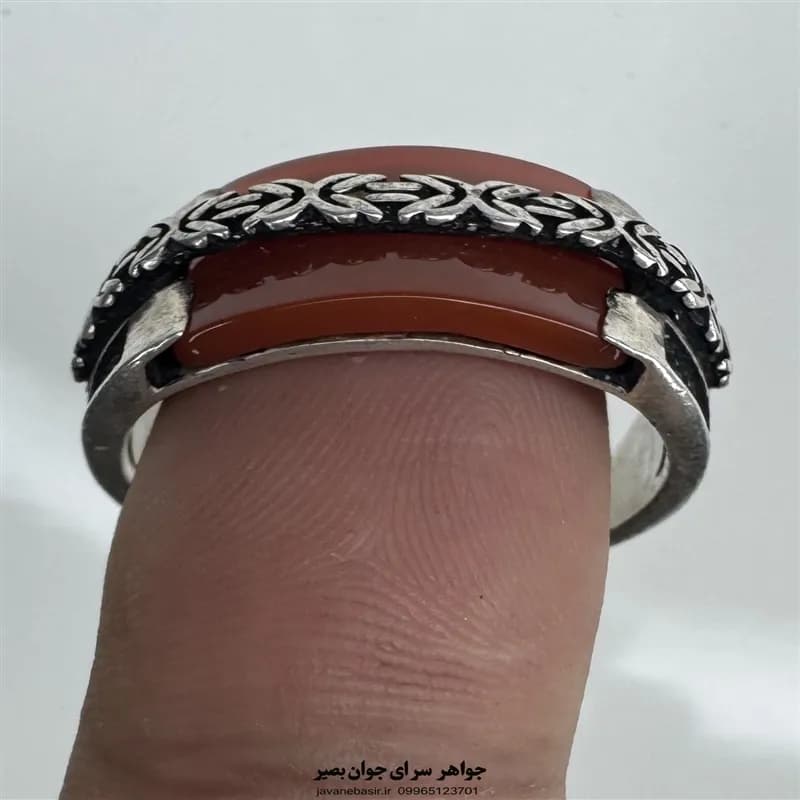 انگشتر عقیق سرخ نقره ۹۲۵ با طراحی خاص و رکاب هنری — تصویر ۲