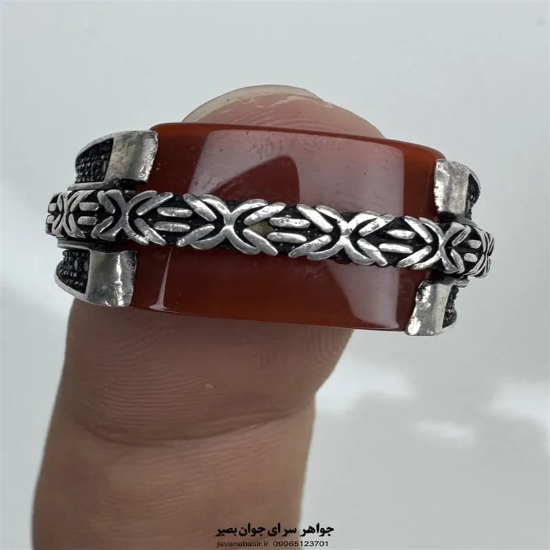 انگشتر عقیق سرخ نقره ۹۲۵ با طراحی خاص و رکاب هنری