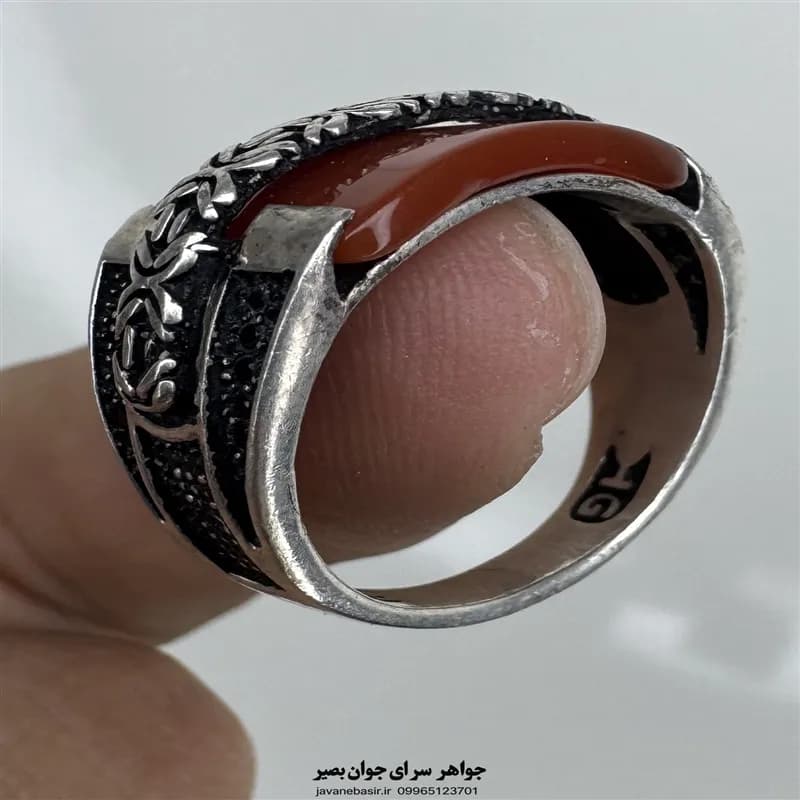 انگشتر عقیق سرخ نقره ۹۲۵ با طراحی خاص و رکاب هنری — تصویر ۳