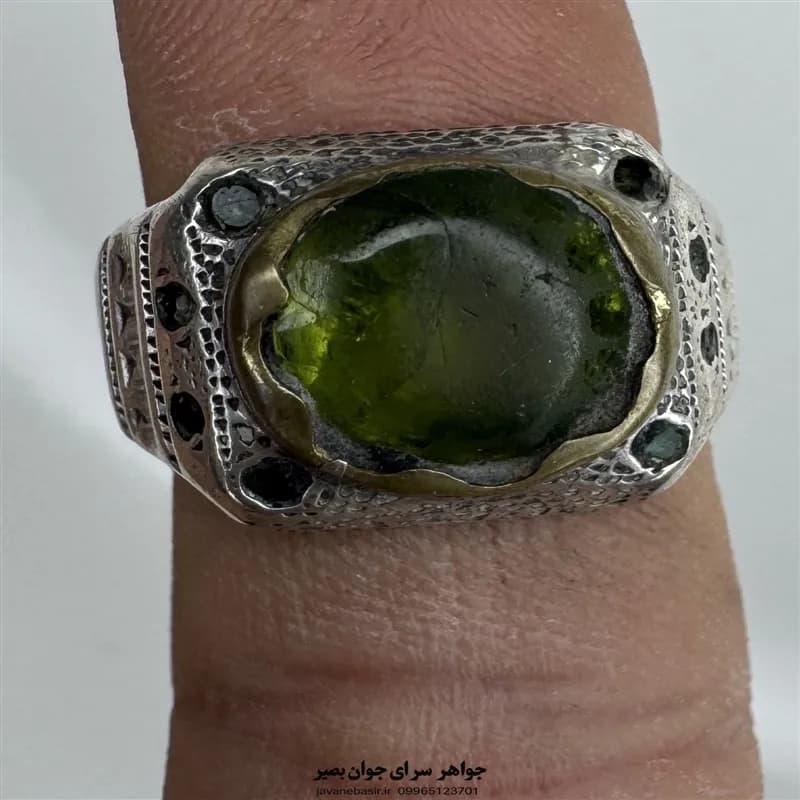 انگشتر زبرجد کهنه و اصلی با مخراج‌کاری نقره دست‌ساز