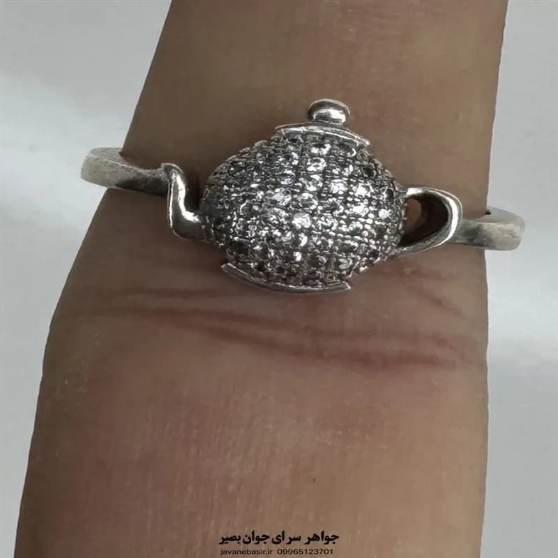 انگشتر نقره دخترانه با طراحی کتری و نگین‌های ریز