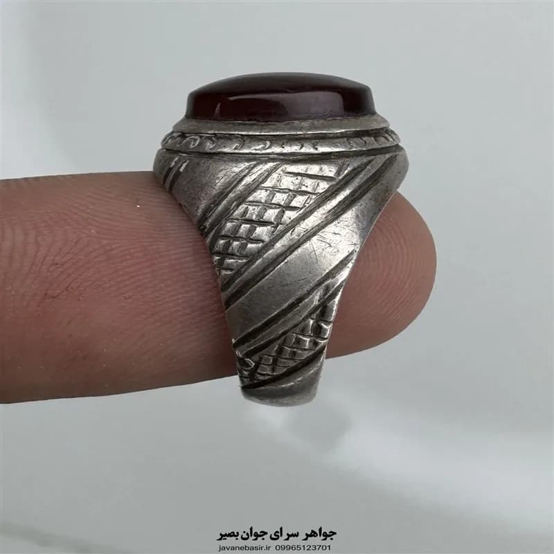 انگشتر عقیق سرخ مصور رکاب پشت بسته از جنس نقره و دست‌ساز — تصویر ۲