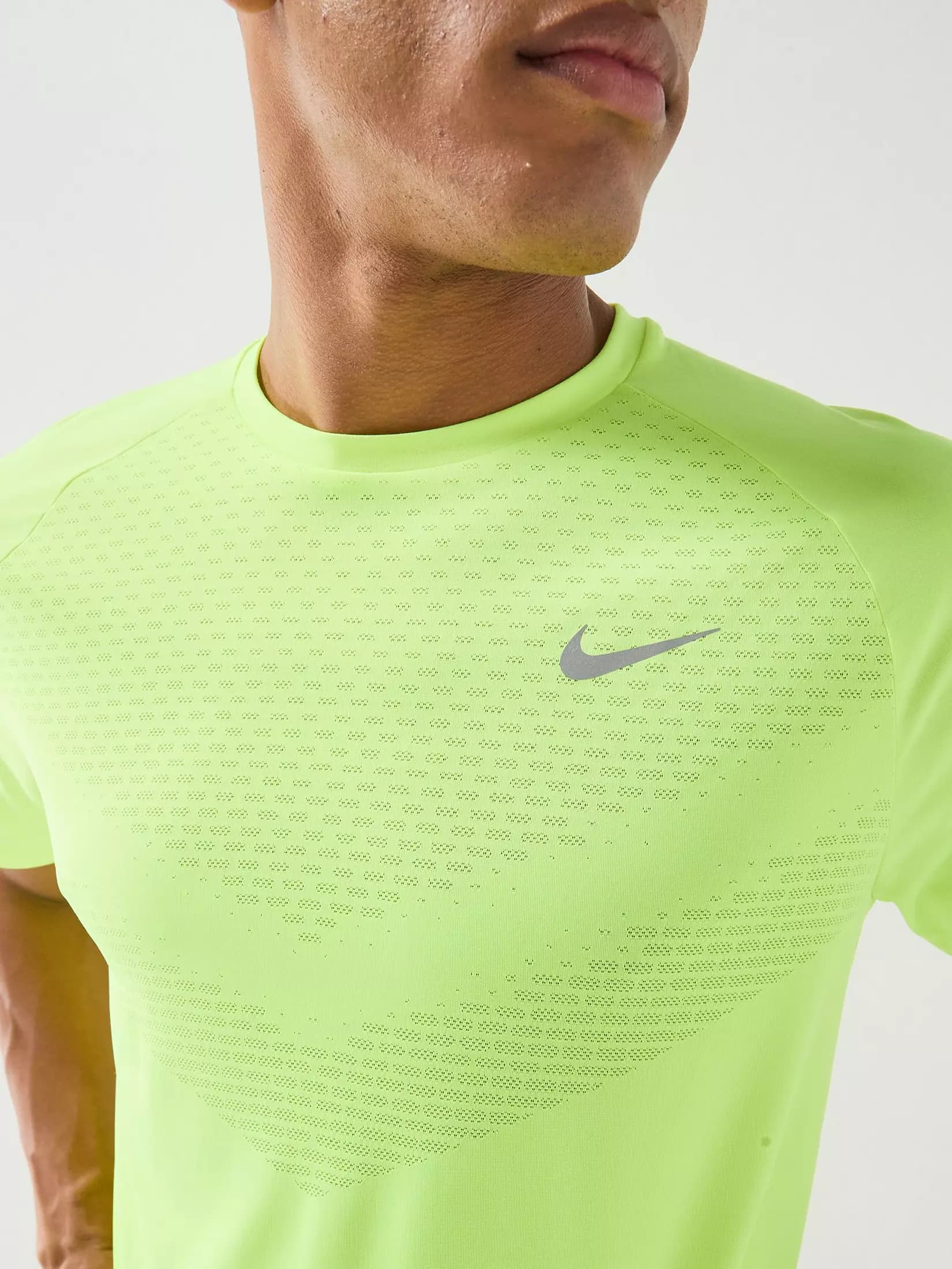 تیشرت رانینگ مردانه Nike Stride Dri-FIT ADV | آستین کوتاه | زیتون کمپ — تصویر ۲
