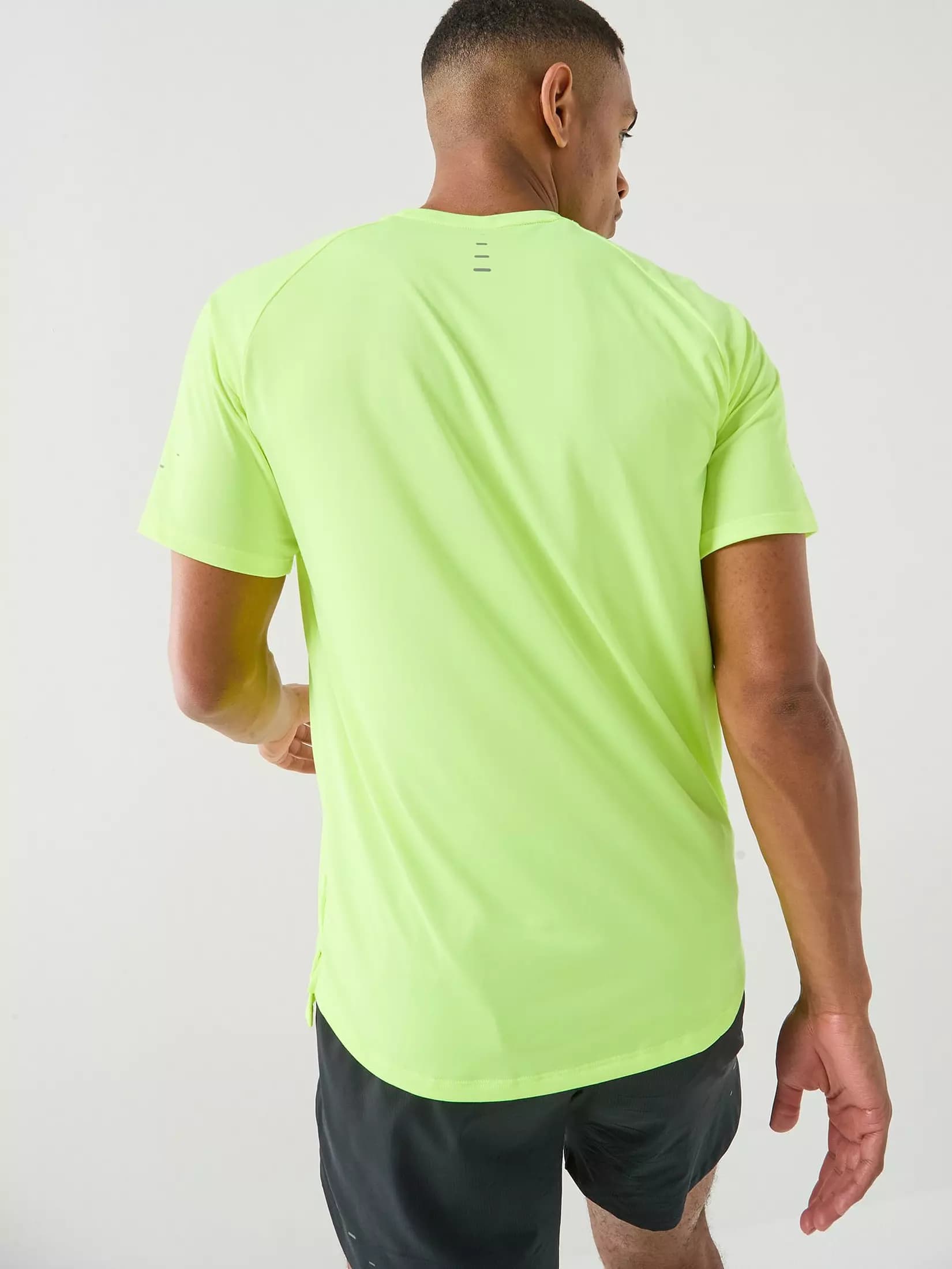 تیشرت رانینگ مردانه Nike Stride Dri-FIT ADV | آستین کوتاه | زیتون کمپ — تصویر ۳