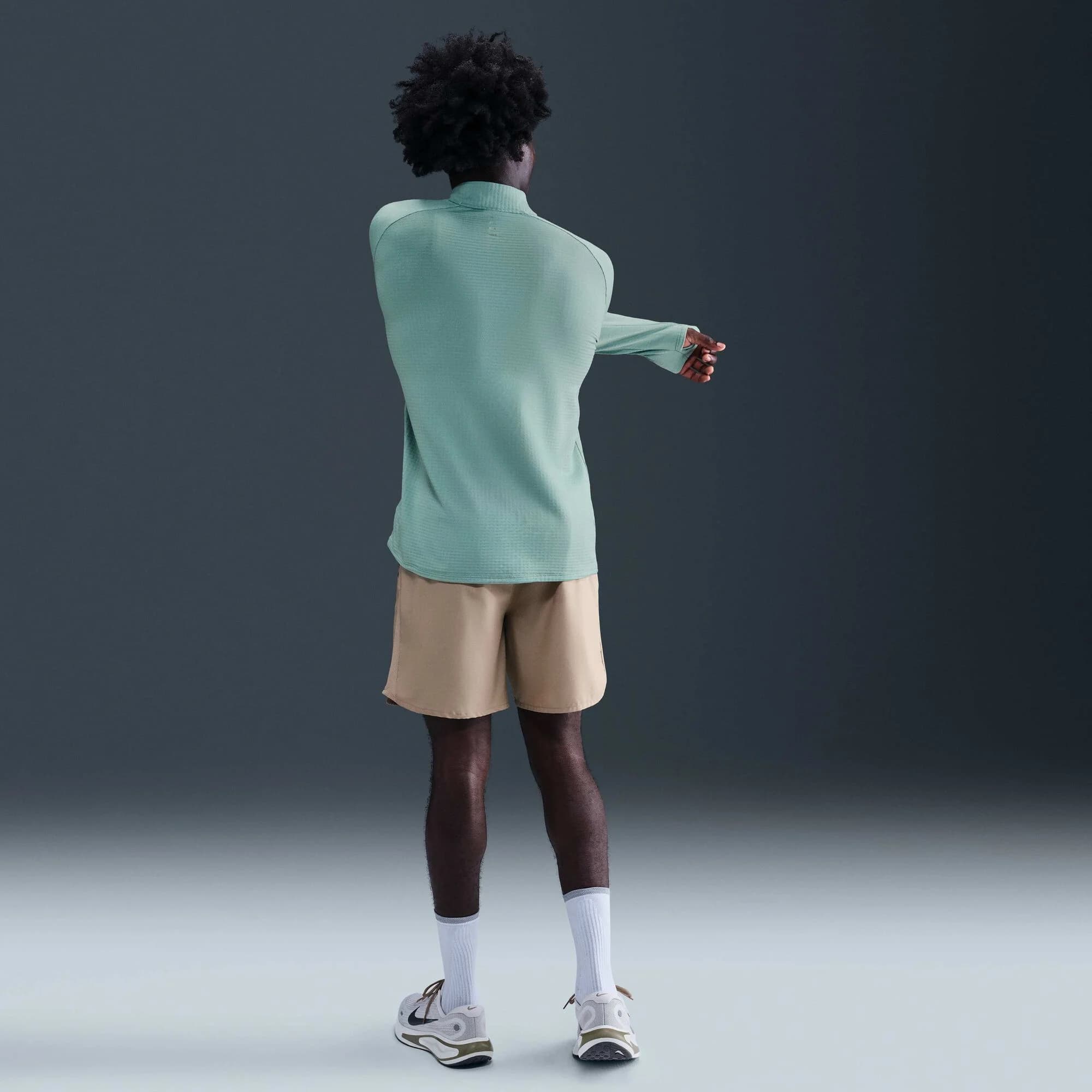 تیشرت رانینگ مردانه Nike Stride Therma-FIT Winterized | نیم‌زیپ و گرم | زیتون کمپ — تصویر ۲