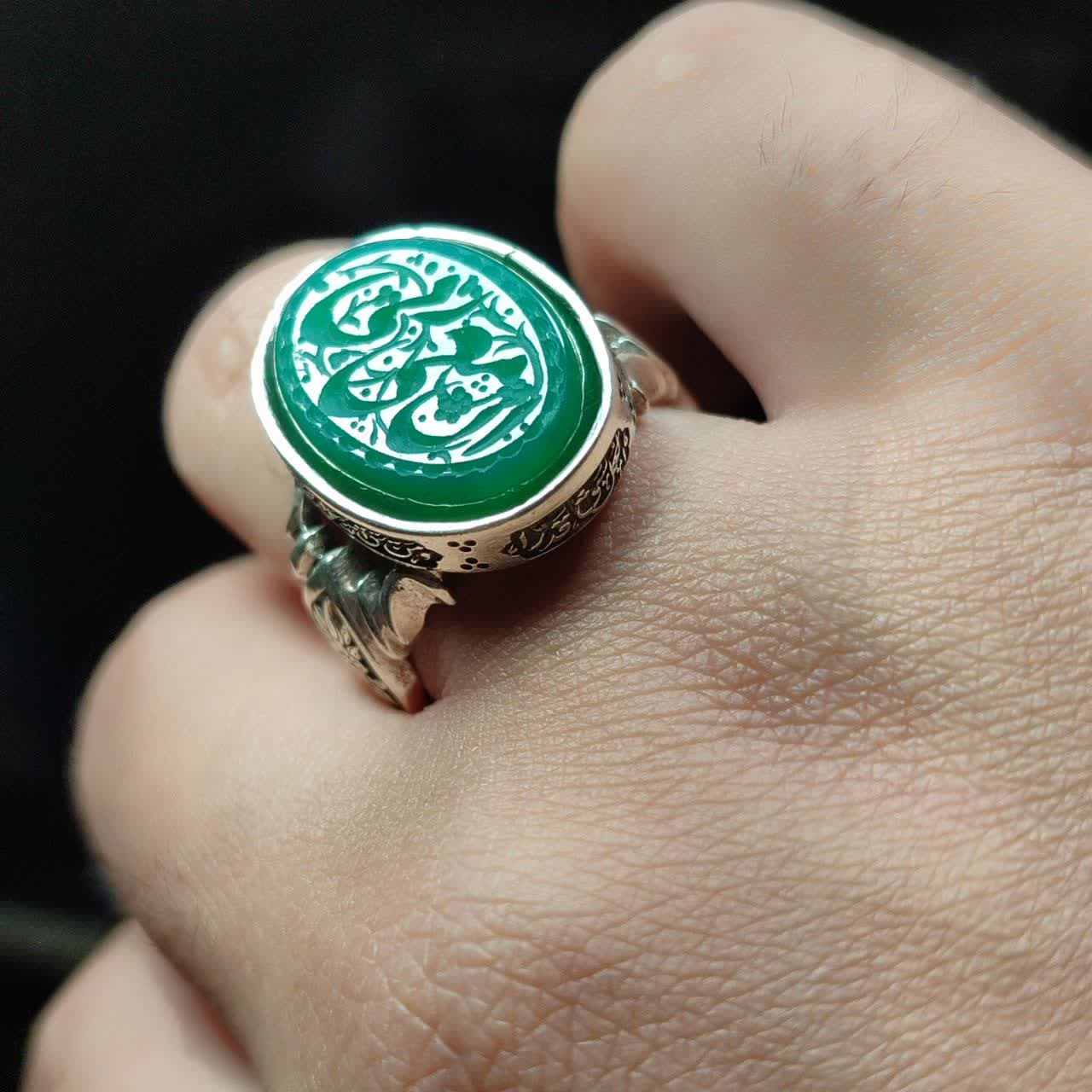 انگشتر نقره باسنگ عقیق سبز حکاکی ان معی ربی کد 7104 — تصویر ۳