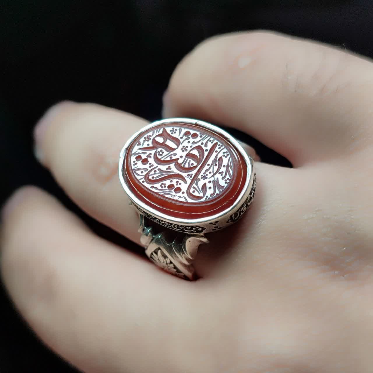 انگشتر نقره باسنگ عقیق قرمز حکاکی یارقیه کد 7108 — تصویر ۳