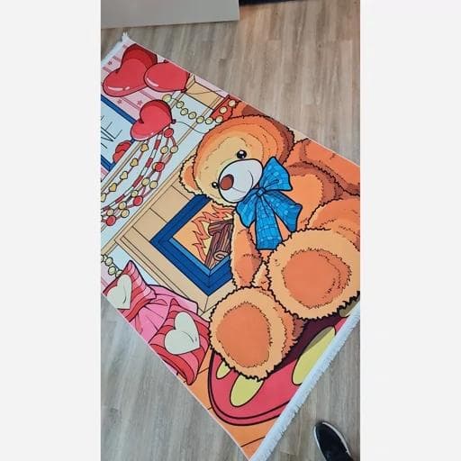 فرشینه | فرش چاپی برند حسن نیا چاپی مخمل کودک طرح خرس 150 در 225 (پس کرایه) — تصویر ۴