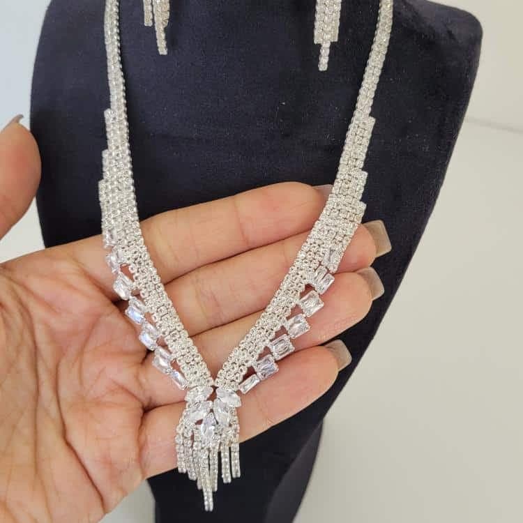 نیم ست گردنبند و گوشواره جواهری مجلسی — تصویر ۲