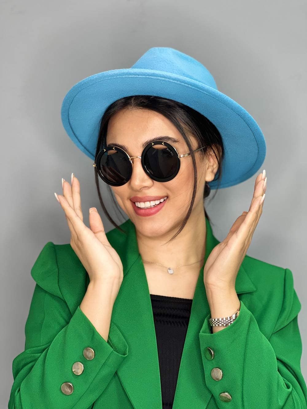 عینک آفتابی زنانه گرد مشکی برند miu miu پلاریزه — تصویر ۲