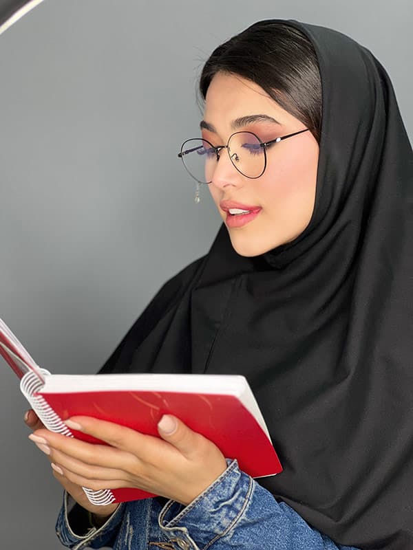 عینک طبی زنانه بلوکات آویزدار مشکی برند گوچی — تصویر ۲