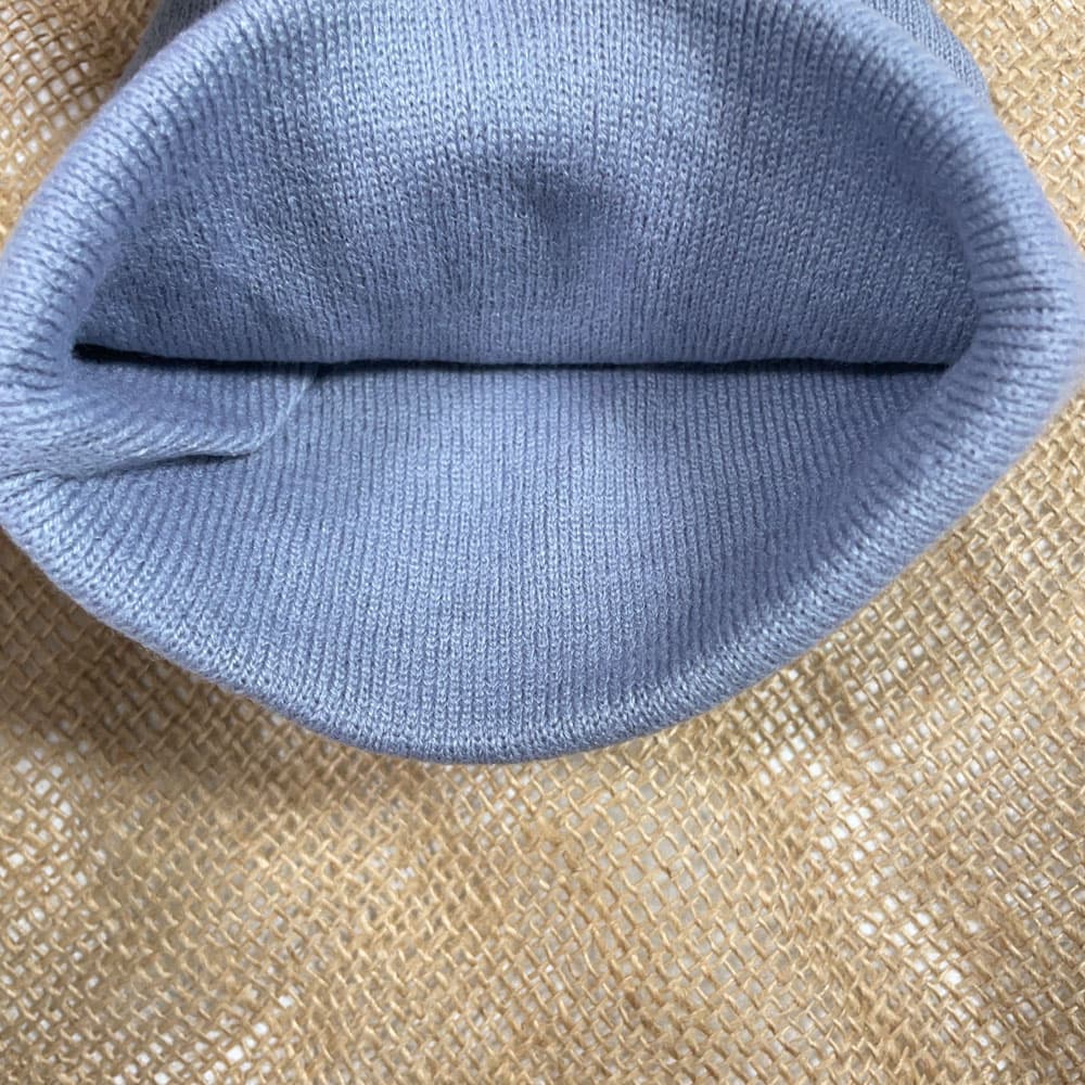 کلاه طرح جلو مارک طوسی رنگ – فری سایز — تصویر ۳