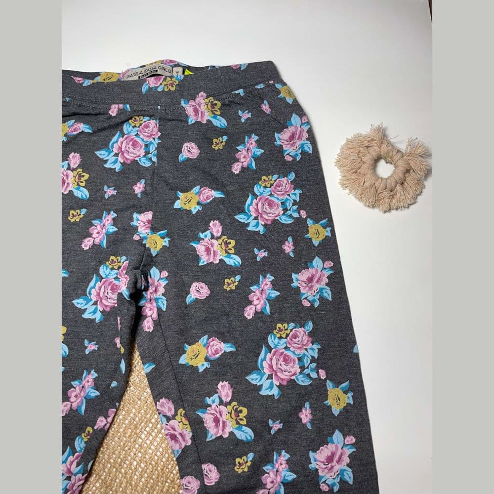 شلوار دخترانه راسته برند PlazaItLIaGIrls طرح گل گلی طوسی تیره رنگ – 5 تا 6 سال — تصویر ۲