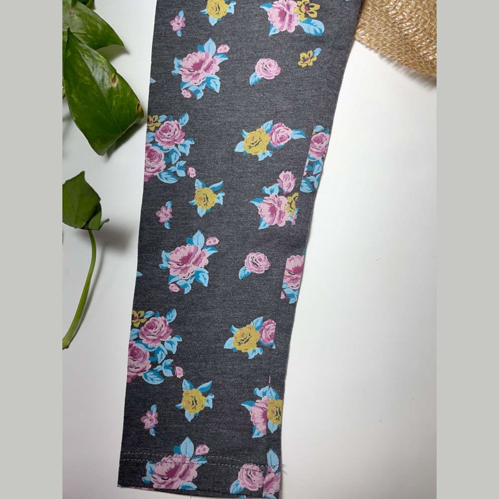 شلوار دخترانه راسته برند PlazaItLIaGIrls طرح گل گلی طوسی تیره رنگ – 5 تا 6 سال — تصویر ۳