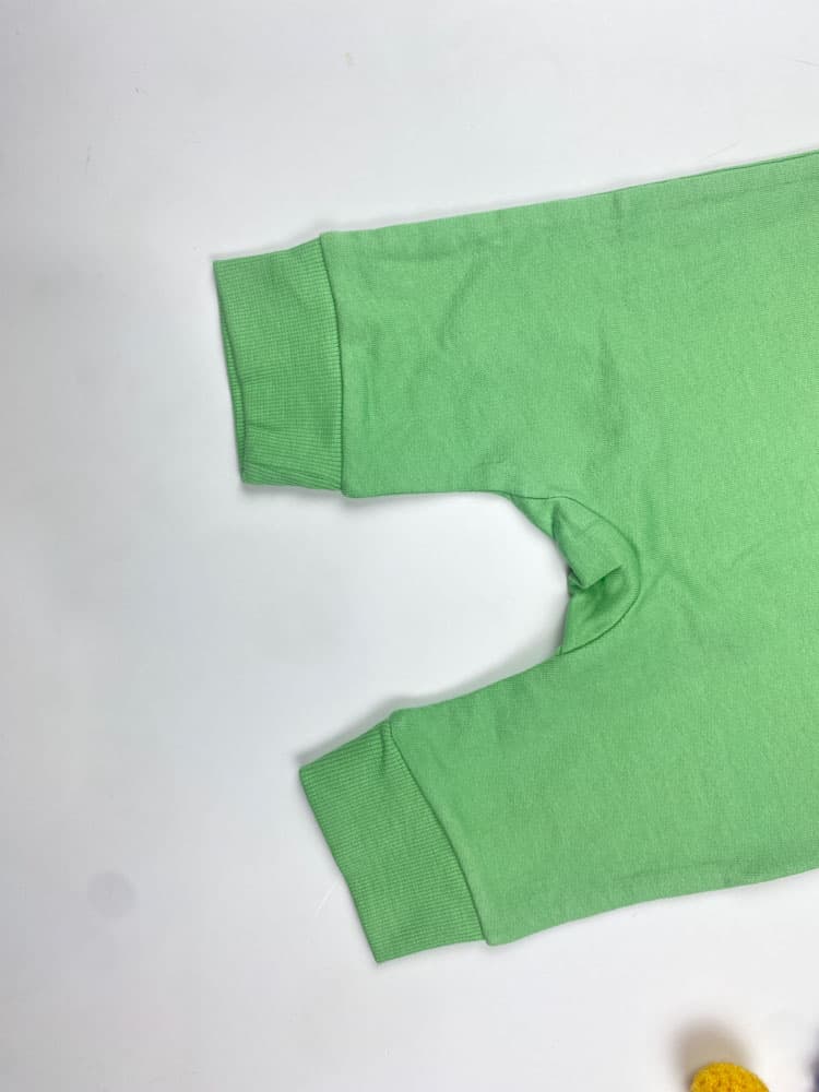 بیلر نوزادی پسرانه برند h and m طرح تو کرک جیب دار سبز رنگ — تصویر ۳