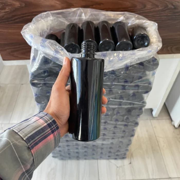 بطری پلاستیکی استوانه 500 سی سی مشکی دهانه 28 تعداد در هر بسته 140 عدد — تصویر ۲