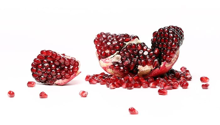 تصویر پس زمینه و زمینه سفید انار و دانه انار شب چله