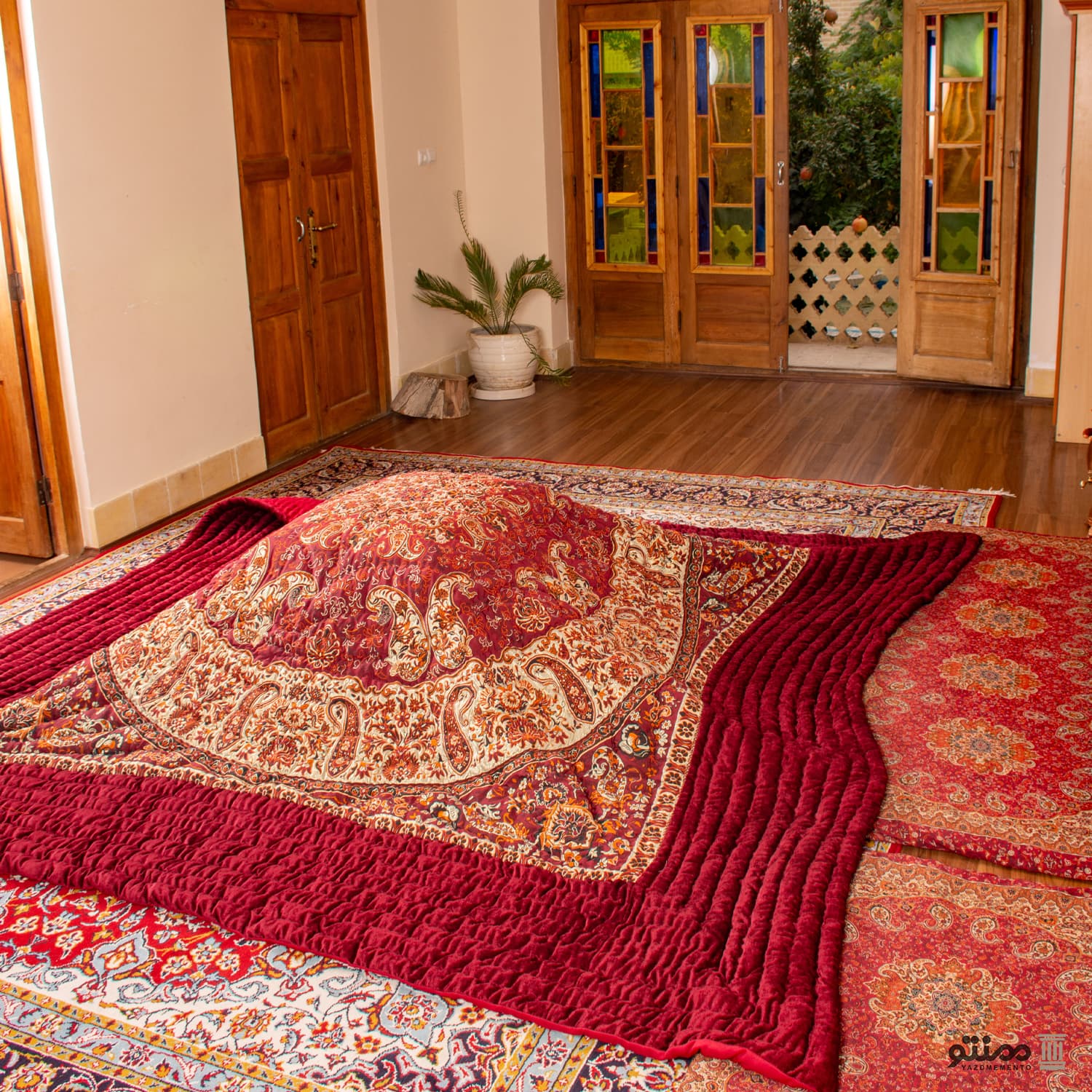 لحاف کرسی دست دوز ترمه طرح شاهسوند رنگ زرشکی — تصویر ۷