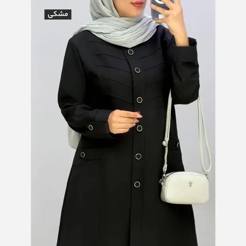 مانتو زنانه جنس بزیاق رنگ مشکی سایز بزرگ مناسب سایز 44 تا 54 یقه گرد ایستاده — تصویر ۲