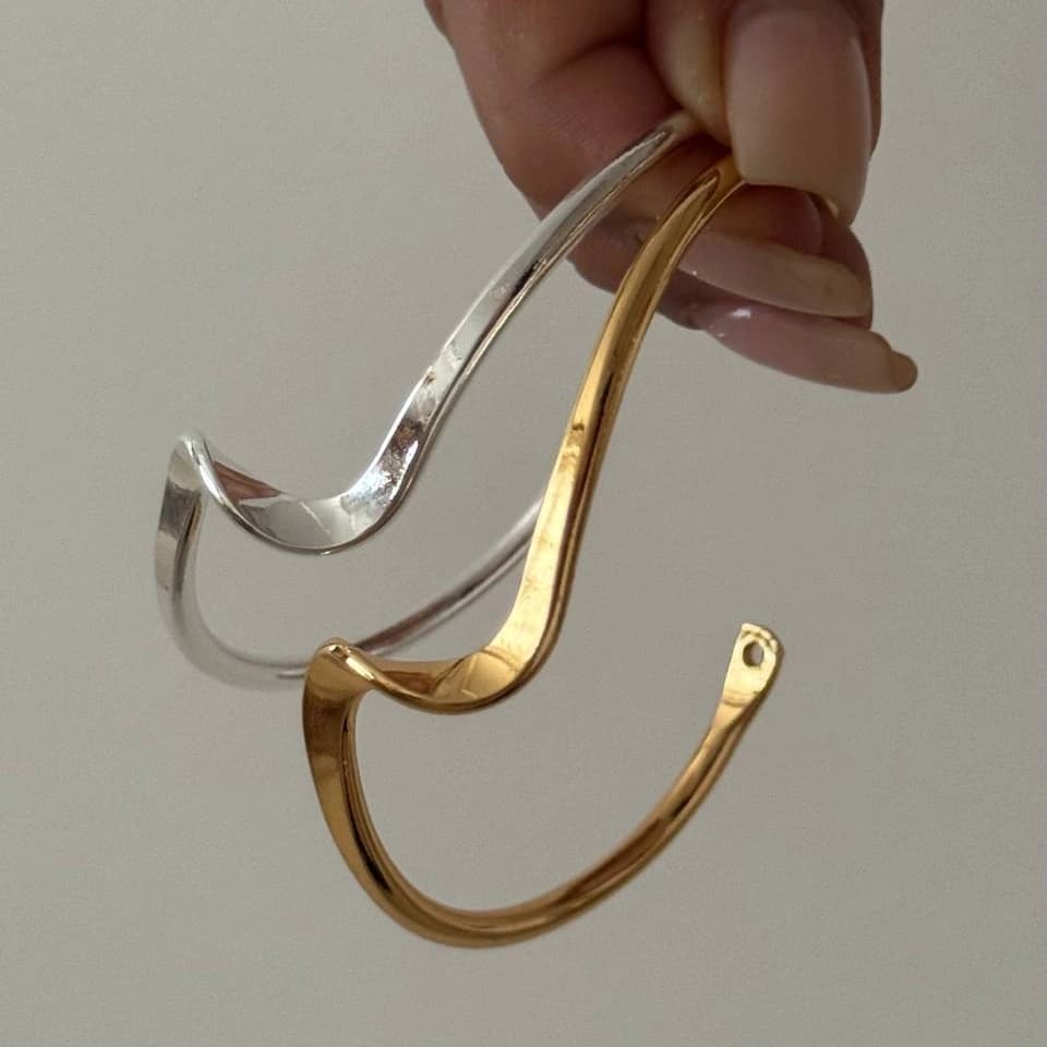 دستبند بنگل زنانه مینیمال طرح موج در دو رنگ طلایی و نقره ای آبکاری درجه یک نقره ضد حساسیت رنگ ثابت کد zmc — تصویر ۳