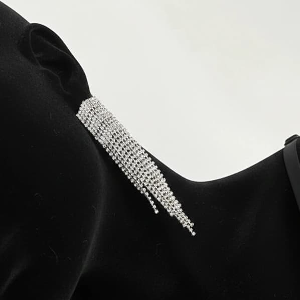 گوشواره زنانه جواهری طرح پرطرفدار پینترستی فول نگین کاری شده رنگ نقره ای مناسب مجلس و مهمانی آبکاری درجه یک نقره و رادیوم ضد حساسیت و رنگ کاملا ثابت کد zmc — تصویر ۲